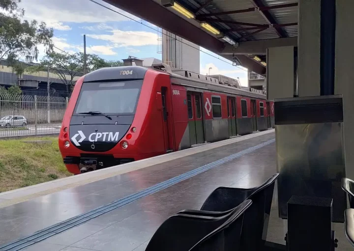 Foto mostra um trem parado na plataforma da Estação USP Leste (Foto: Wikimedia Commons)