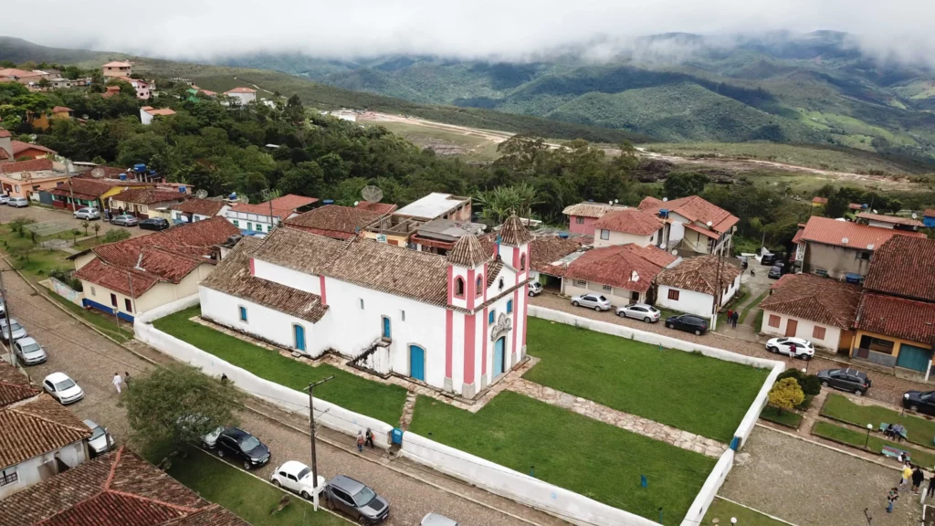 Imagem aérea da Igreja de Lavras mostra outras casas ao redor do local histórico para ilustrar matéria sobre as melhores cidades de Minas Gerais para morar e trabalhar