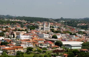 Imagem da vista aérea da cidade de Vinhedo, no interior de São Paulo, mostra casas, prédios e vegetação do município para ilustrar matéria sobre os melhores bairros de vinhedo para morar