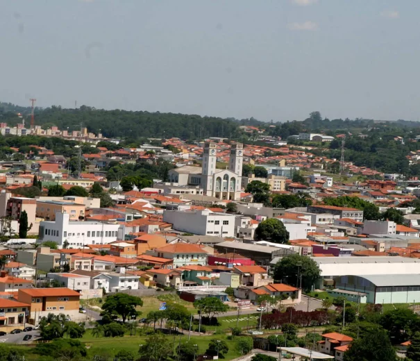 Imagem da vista aérea da cidade de Vinhedo, no interior de São Paulo, mostra casas, prédios e vegetação do município para ilustrar matéria sobre os melhores bairros de vinhedo para morar