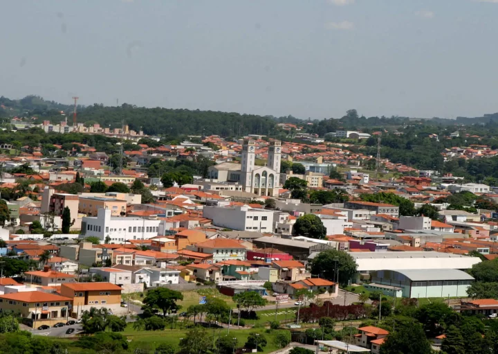 Imagem da vista aérea da cidade de Vinhedo, no interior de São Paulo, mostra casas, prédios e vegetação do município para ilustrar matéria sobre os melhores bairros de vinhedo para morar