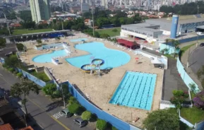 Foto que ilustra matéria sobre clubes no ABC mostra uma visão do alto do complexo de piscinas do Esporte Clube Santo André (Foto: Divulgação)