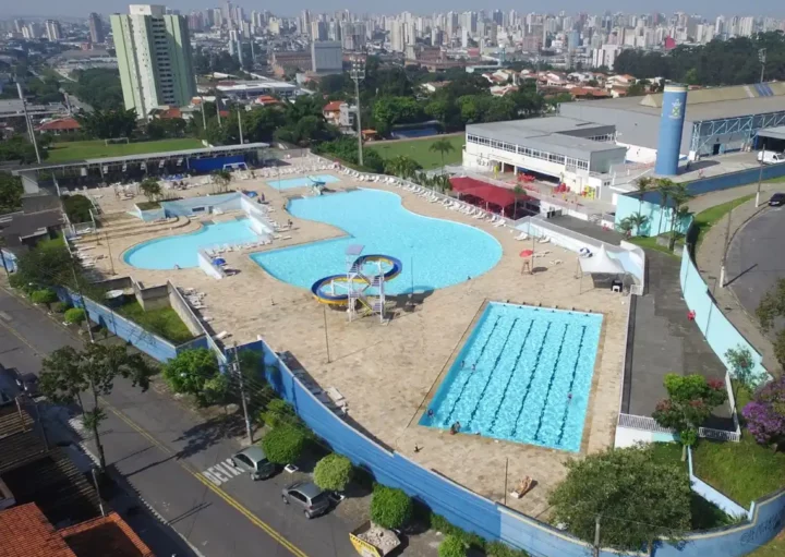 Foto que ilustra matéria sobre clubes no ABC mostra uma visão do alto do complexo de piscinas do Esporte Clube Santo André (Foto: Divulgação)