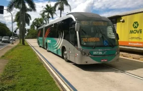 Foto que ilustra matéria sobre o que é BRT mostra um ônibus do sistema MOVE parando em uma de suas estações em Belo Horizonte (Foto: Wikimedia Commons)