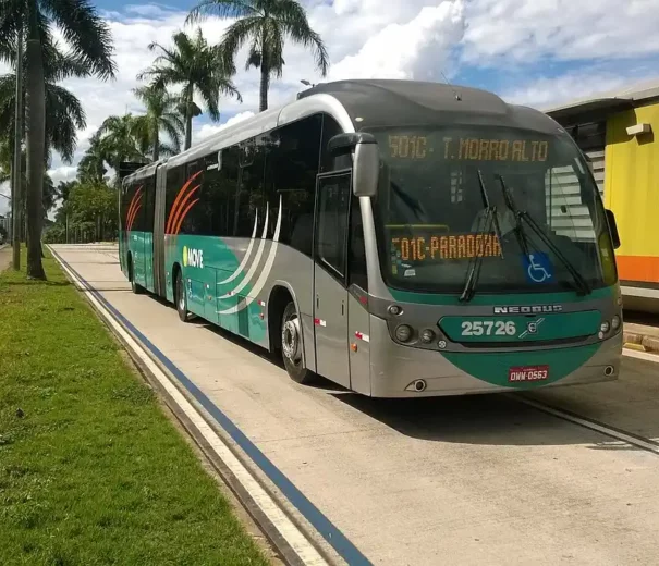 Foto que ilustra matéria sobre o que é BRT mostra um ônibus do sistema MOVE parando em uma de suas estações em Belo Horizonte (Foto: Wikimedia Commons)