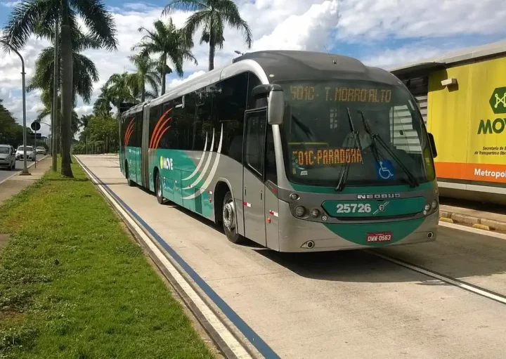 Foto que ilustra matéria sobre o que é BRT mostra um ônibus do sistema MOVE parando em uma de suas estações em Belo Horizonte (Foto: Wikimedia Commons)