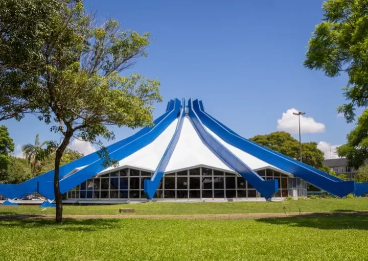 Foto que ilustra matéria sobre o que fazer com crianças em Porto Alegre mostra o Planetário da UFRGS (Foto: UFRGS)