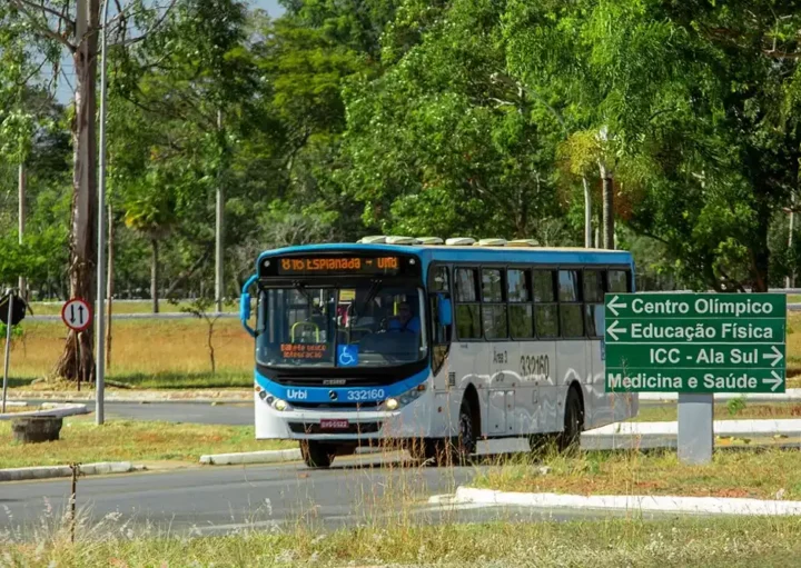 Foto que ilustra matéria sobre transporte em Brasília mostra um ônibus transitando por uma das ruas da cidade (Foto: Wikimedia Commons)