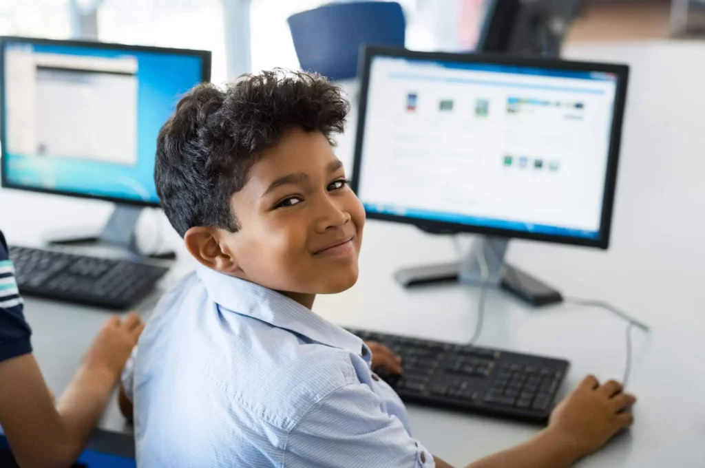 Imagem de um menino na escola usando o computador para ilustrar matéria sobre escolas na cidade de Duque de Caxias, no Rio de Janeiro
Título: escolas duque de caxias