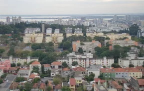 Foto que ilustra matéria sobre bairros bons e baratos para morar em Porto Alegre mostra uma vista panorâmica da cidade do alto da torra da Igreja de Santo Antônio do Partenon (Foto Wikimedia Commons)