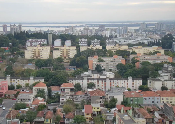 Foto que ilustra matéria sobre bairros bons e baratos para morar em Porto Alegre mostra uma vista panorâmica da cidade do alto da torra da Igreja de Santo Antônio do Partenon (Foto Wikimedia Commons)