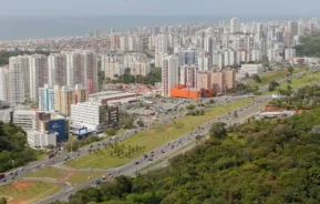 Foto que ilustra matéria sobre os bairros bons e baratos para morar em Salvador mostra uma vista do alto do bairro Imbuí, ladeado pela Avenida Paralela (Foto: Wikimedia Commons)