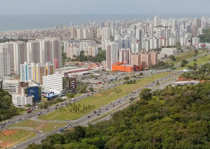 Foto que ilustra matéria sobre os bairros bons e baratos para morar em Salvador mostra uma vista do alto do bairro Imbuí, ladeado pela Avenida Paralela (Foto: Wikimedia Commons)