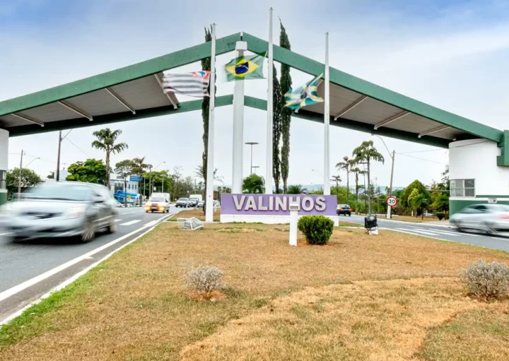 Foto que ilustra matéria sobre os bairros de Valinhos mostra o pórtico de entrada da cidade (Foto: Getty Images)