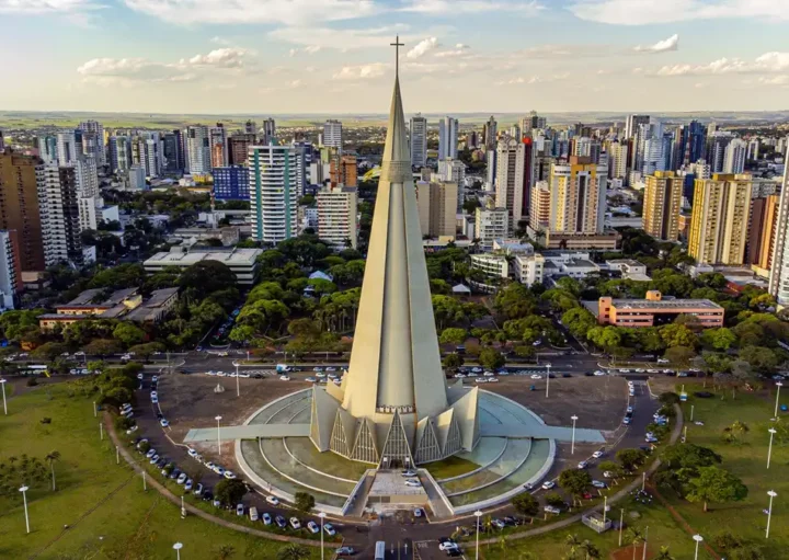 Foto eu ilustra matéria sobre as cidades mais seguras do Paraná mostra Maringá vista do alto (Foto: Getty Images)