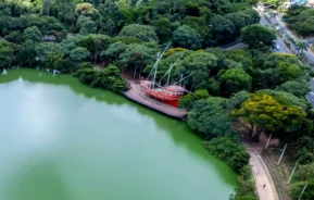 Foto que ilustra matéria sobre o que fazer em Campinas com crianças mostra uma arte do Parque Portugal na Lagoa do Taquaral (Foto: Getty Images)