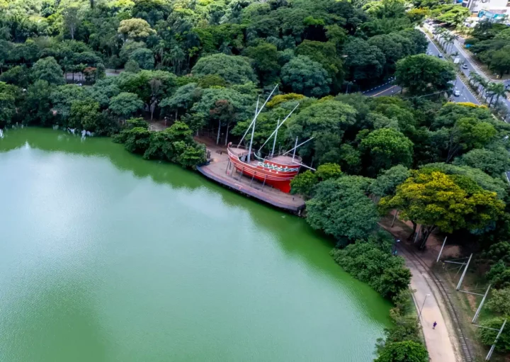 Foto que ilustra matéria sobre o que fazer em Campinas com crianças mostra uma arte do Parque Portugal na Lagoa do Taquaral (Foto: Getty Images)