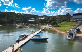 Foto que ilustra matéria sobre o que fazer em Votorantim mostra um píer do restaurante Marina Belas Artes, localizado na Represa de Itupararanga (Foto: Divulgação)