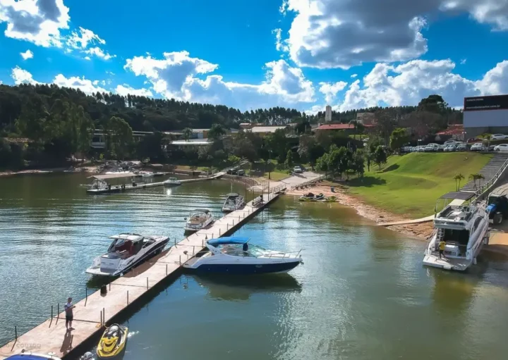 Foto que ilustra matéria sobre o que fazer em Votorantim mostra um píer do restaurante Marina Belas Artes, localizado na Represa de Itupararanga (Foto: Divulgação)