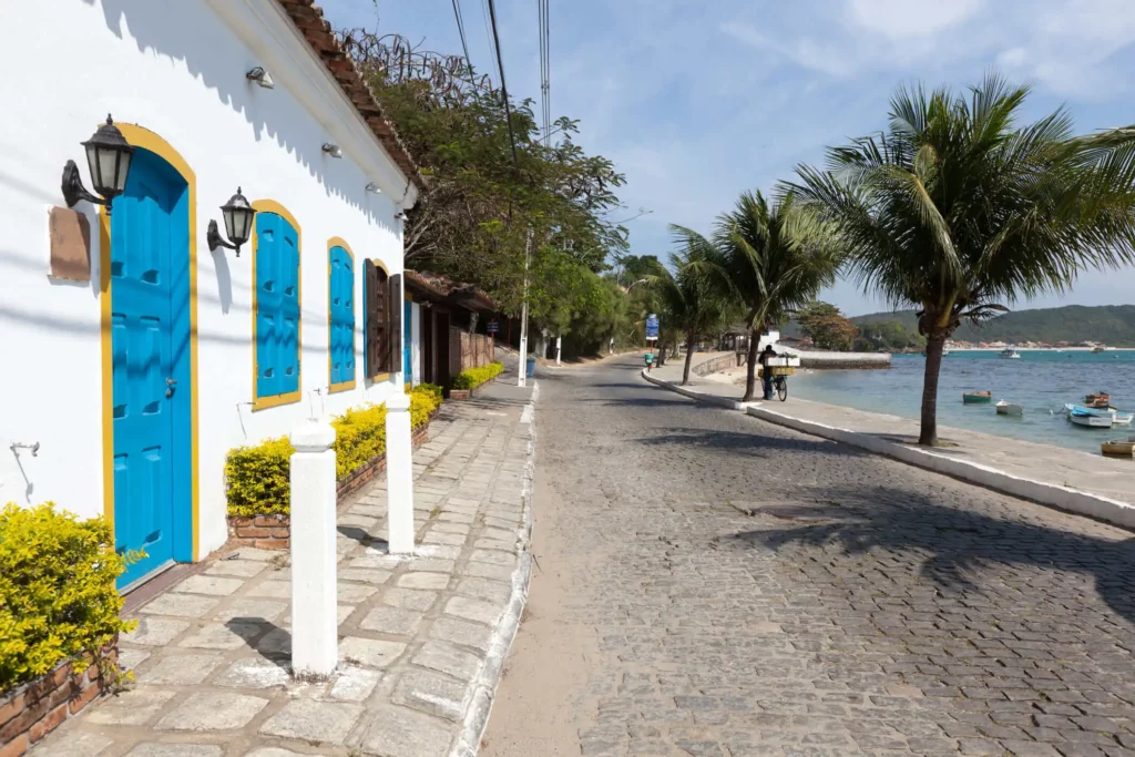 Imagem panorâmica da orla em Búzios para ilustrar matéria sobre as cidades do interior do Rio de Janeiro