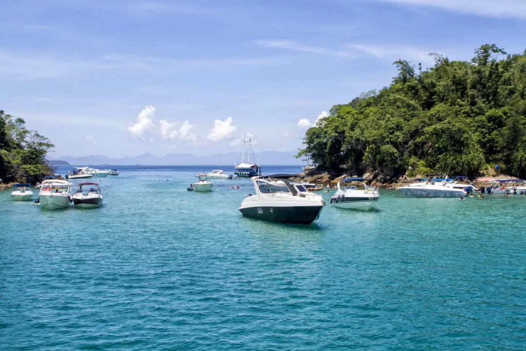 Imagem da Lagoa Azul com algumas embarcações de pequeno porte para ilustrar matéria sobre as cidades do interior do RJ