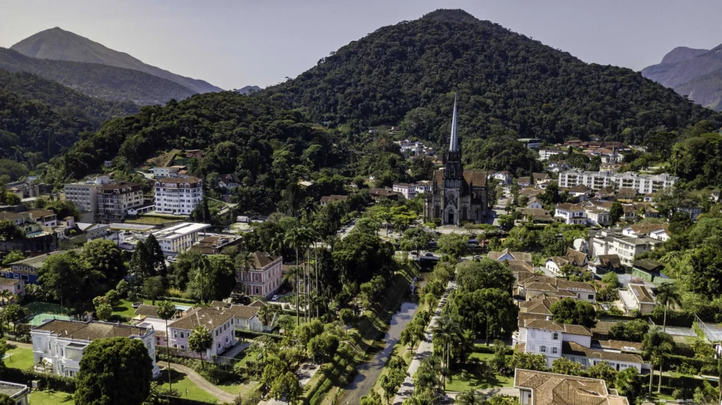 Imagem panorâmica com vista para a serra, construções e a Catedral de São Pedro de Alcântara, em Petrópolis, para ilustrar matéria sobre os lugares para conhecer no interior do Rio de Janeiro