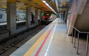 Foto mostra um dos três do MetrôRio chegando na plataforma da estação Jardim de Alah (Foto: Wikimedia Commons)