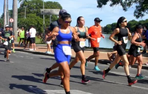 Foto que ilustra matéria sobre onde correr em BH mostra corredores na Volta da Pampulha 2024 (Foto: Tião Moreira | Divulgação)