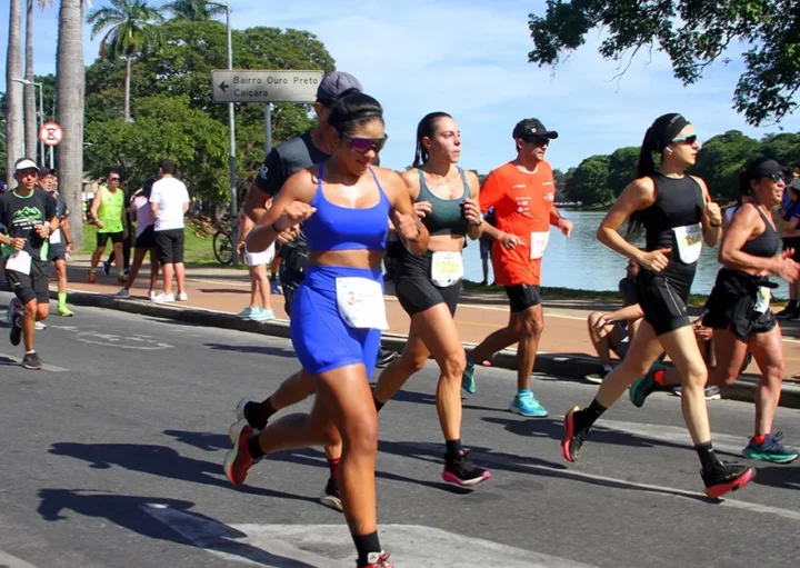 Foto que ilustra matéria sobre onde correr em BH mostra corredores na Volta da Pampulha 2024 (Foto: Tião Moreira | Divulgação)