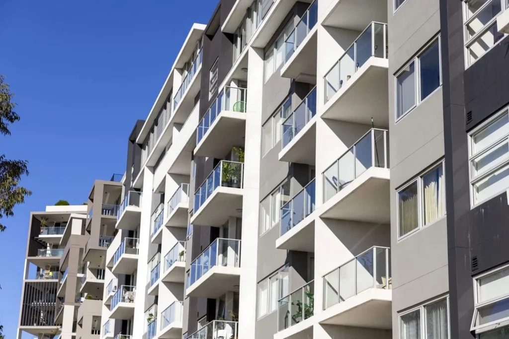 Imagem da fachada de um prédio nas cores preto, cinza e branco mostra janelas e varandas para ilustrar matéria sobre condomínio residencial