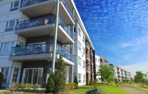 Imagem da fachada externa de um prédio para ilustrar matéria sobre como é morar em um condomínio vertical