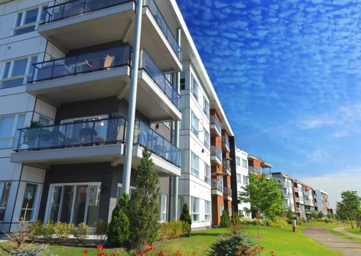 Imagem da fachada externa de um prédio para ilustrar matéria sobre como é morar em um condomínio vertical