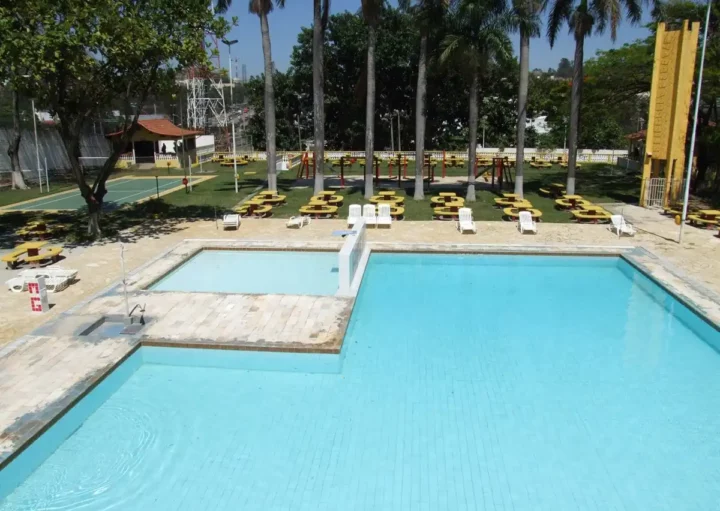 Foto que ilustra matéria sobre Clubes em Contagem mostra a piscina da Sociedade Hípica de Minas Gerais (Foto: Reprodução Facebook)