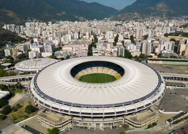 Foto que ilustra matéria sobre os maiores estádios no Brasil mostra o Maracanã visto de cima (Foto: Getty Images)