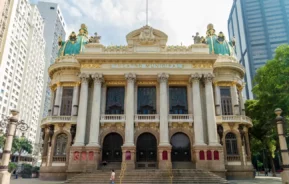 Foto que ilustra matéria sobre os maiores teatros do Brasil mostra a fachada do Theatro Municipal do Rio de Janeiro (Foto: Getty Images)