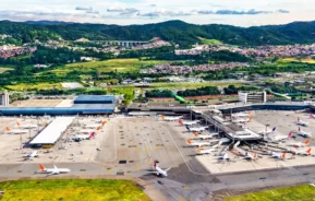 Foto que ilustra matéria sobre o qual é o maior aeroporto do Brasil mostra o Aeroporto Internacional de Guarulhos visto do alto (Foto: Getty Images)