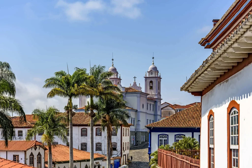 Imagem do centro histórico de Diamantina mostra construções em estilo colonial para ilustrar matéria sobre as cidades históricas de Minas Gerais perto de BH