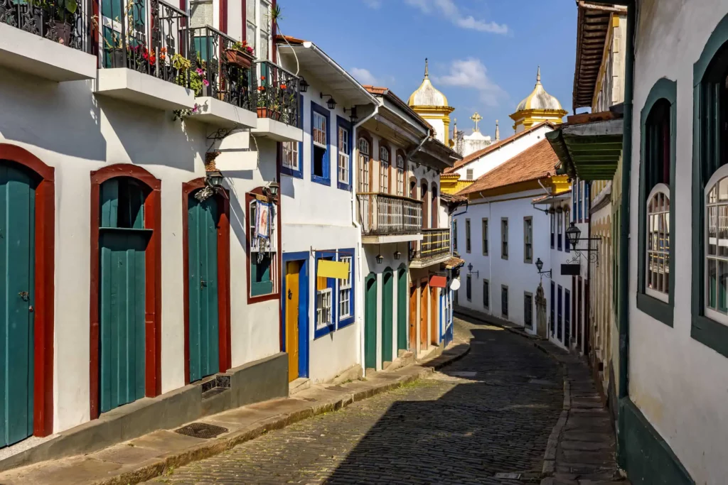 Imagem de uma rua com casas em estilo colonial e paralelepípedos em Ouro Preto para ilustrar matéria sobre as principais cidades históricas de Minas Gerais