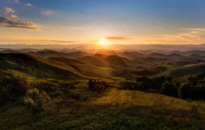 Imagem do pôr do sol nas montanhas da Serra da Beleza, entre o RJ e Minas Gerais, para ilustrar matéria sobre a região serrana do Rio