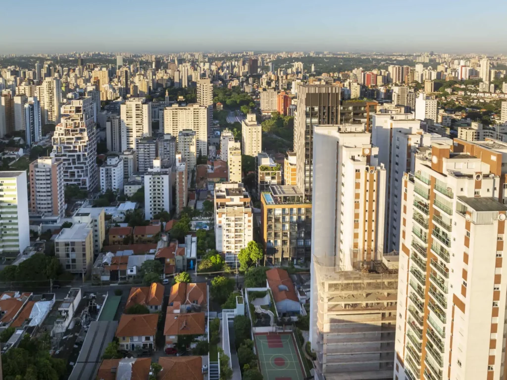 Imagem da vista aérea de uma região nobre de São Paulo durante o dia para ilustrar matéria sobre os tipos de bairro comercial