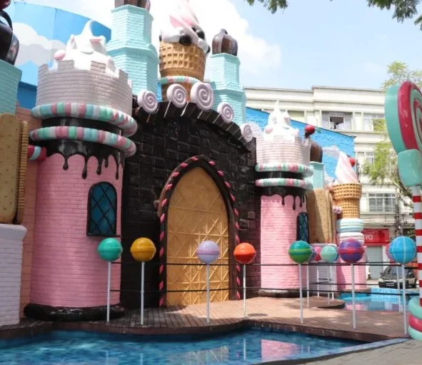 Com um castelo decorado com doces, a Vila do Doce é um destino de gastronomia artesanal