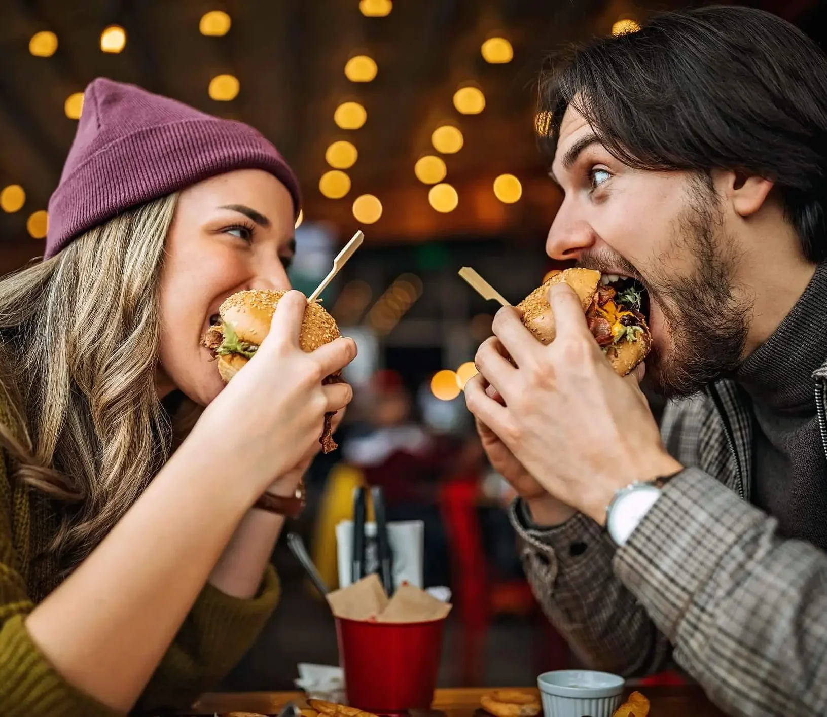 As hamburguerias são ótimos ambientes para reunir os amigos ou a família