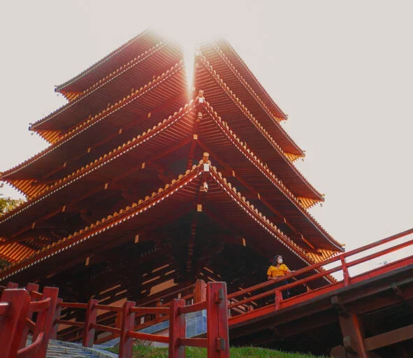 O Complexo da Torre de Miroku é um ambiente onde os visitantes podem explorar a espiritualidade