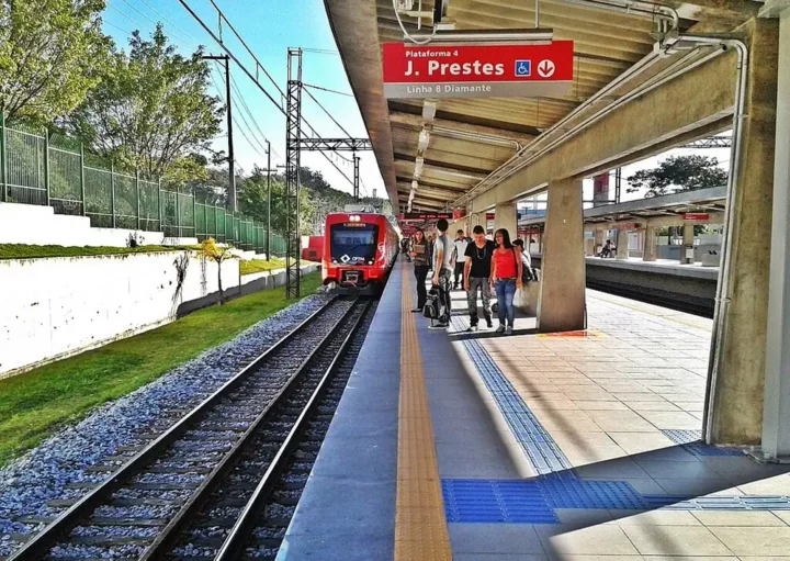 Foto que ilustra matéria sobre a Estação Barueri mostra a plataforma com um trem parado e pessoas circulando (Foto: Wikimedia Commons)