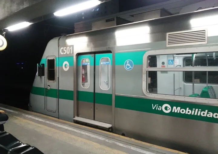 Foto que ilustra matéria sobre a Estação Osasco mostra um trem da ViaMobilidade parado na plataforma (Foto: Wikimedia Commons)