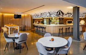Foto que ilustra matéria sobre os melhores restaurantes de Guarulhos mostra um ambiente interno do Base Steakhouse (Foto: Divulgação)