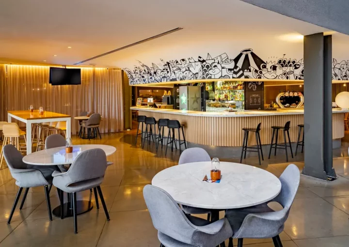 Foto que ilustra matéria sobre os melhores restaurantes de Guarulhos mostra um ambiente interno do Base Steakhouse (Foto: Divulgação)