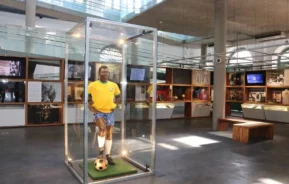 Foto que ilustra matéria sobre museus em Santos mostra um dos ambientes internos do Museu Pelé (Foto: Prefeitura de Santos)