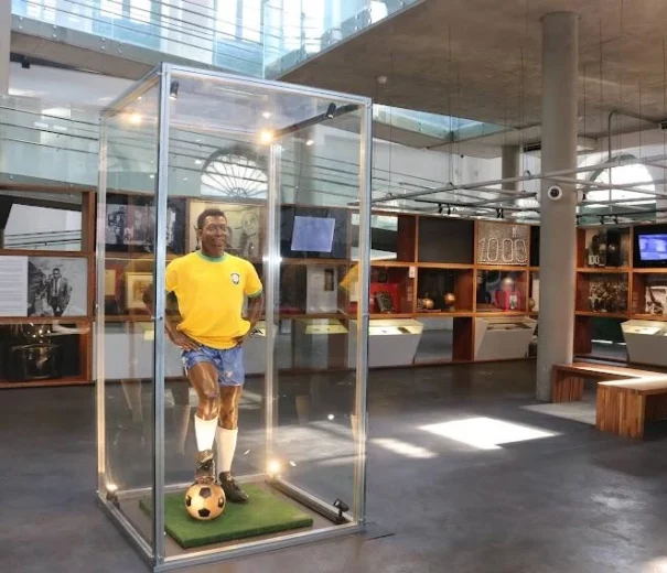 Foto que ilustra matéria sobre museus em Santos mostra um dos ambientes internos do Museu Pelé (Foto: Prefeitura de Santos)