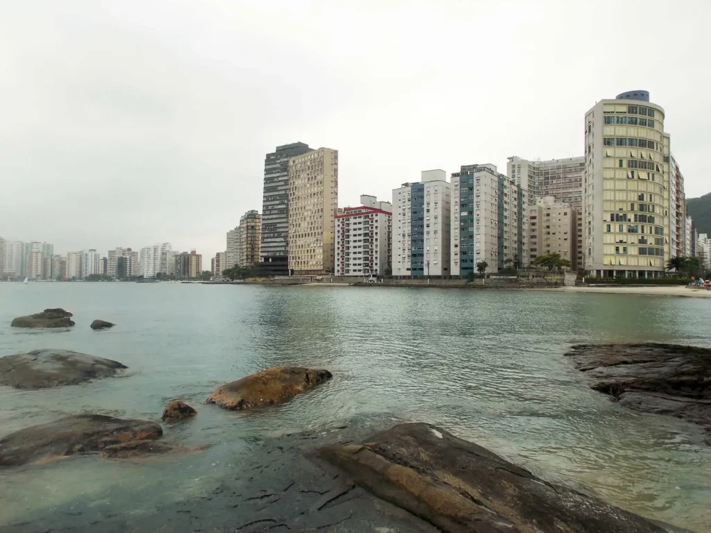 Imagem de edifícios de frente para o mar em São Vicente para ilustrar matéria sobre os bairros de São Vicente